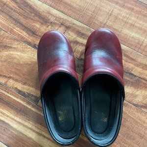 Dansko brown/red mule